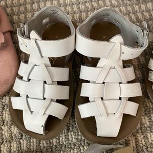 EUC - white Sun Sans - size 5